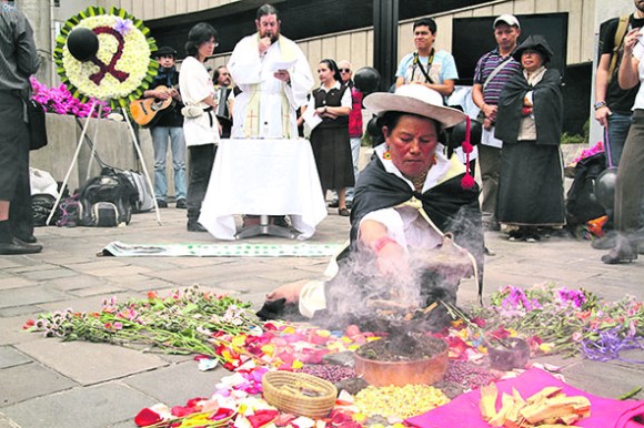 20130411120000_ritual-inda-gena-y-misa-en-quito-en