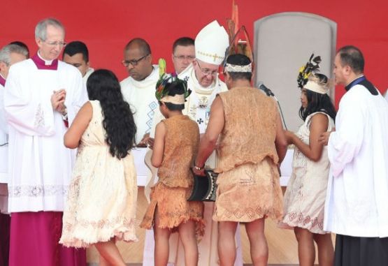 73b4b-papa-francisco-con-indigenas