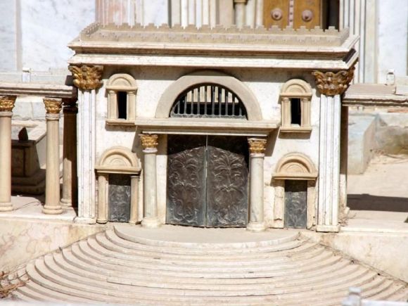 puerta nicanor patio mujeres