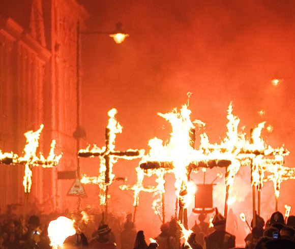 Lewes_Bonfire,_Martyrs_Crosses_02_detail